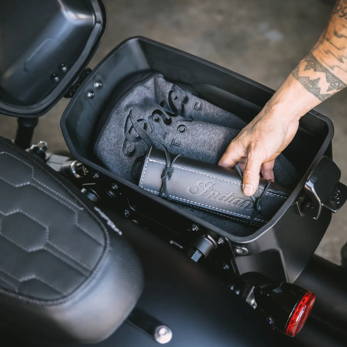 Locking Rigid Saddlebags - image 7 of 8