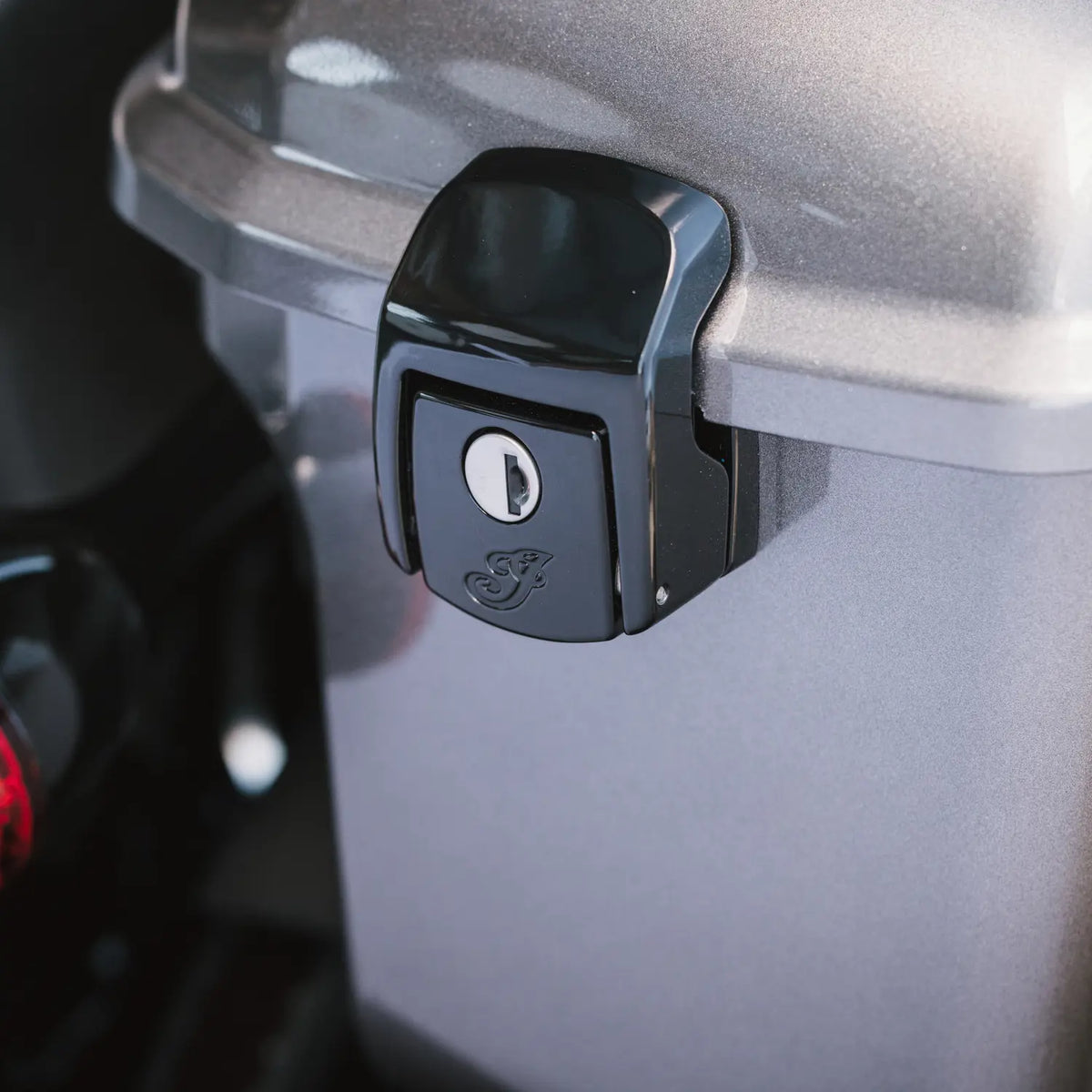 Locking Rigid Saddlebags - image 8 of 8