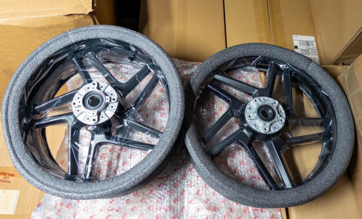 Ducati Carbon Fiber Wheels Rims Panigale V4 Streetfighter V4 96380271AA